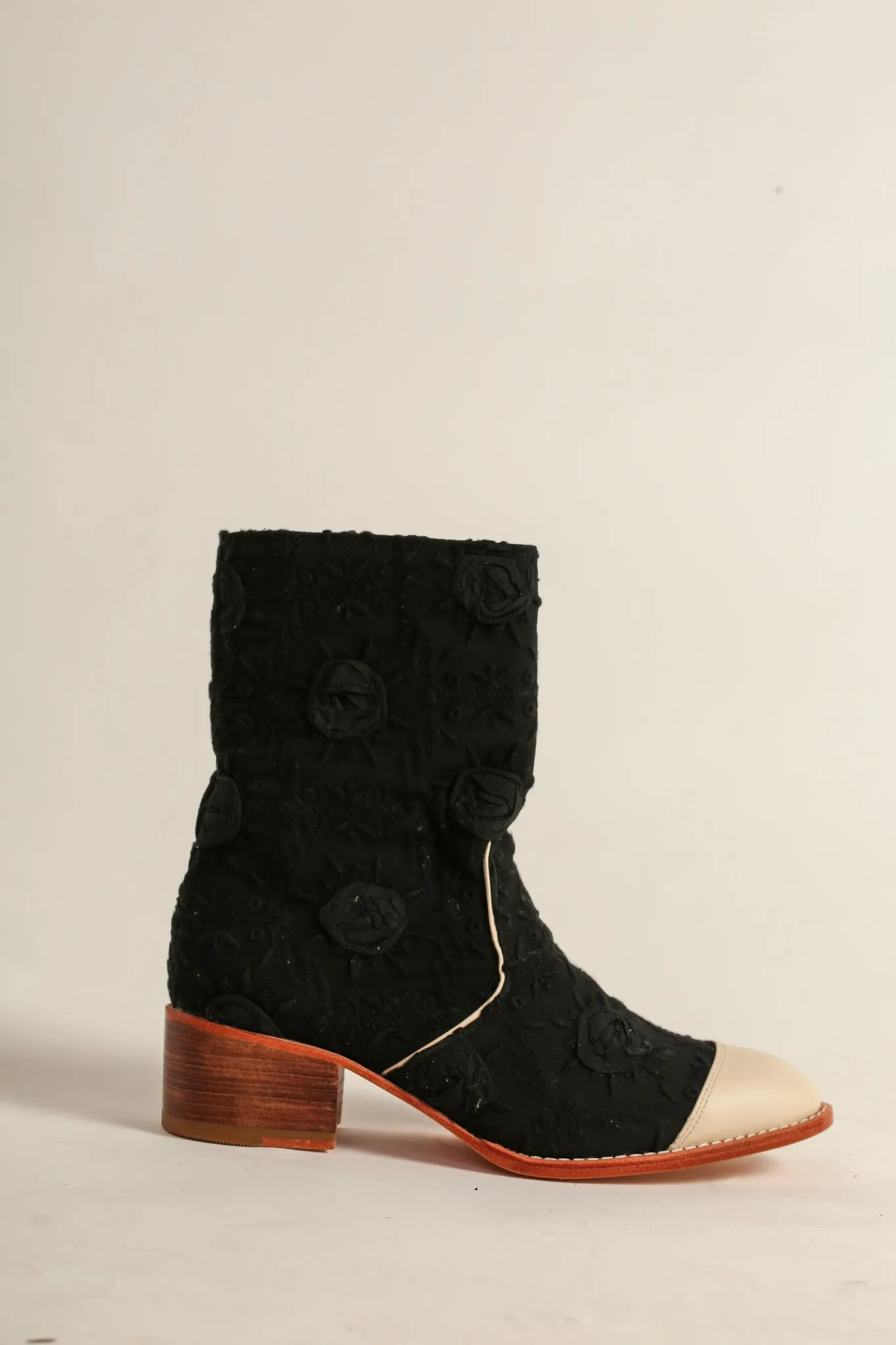 EMBROIDERED SILK CREAM CAP BOOTS LARA