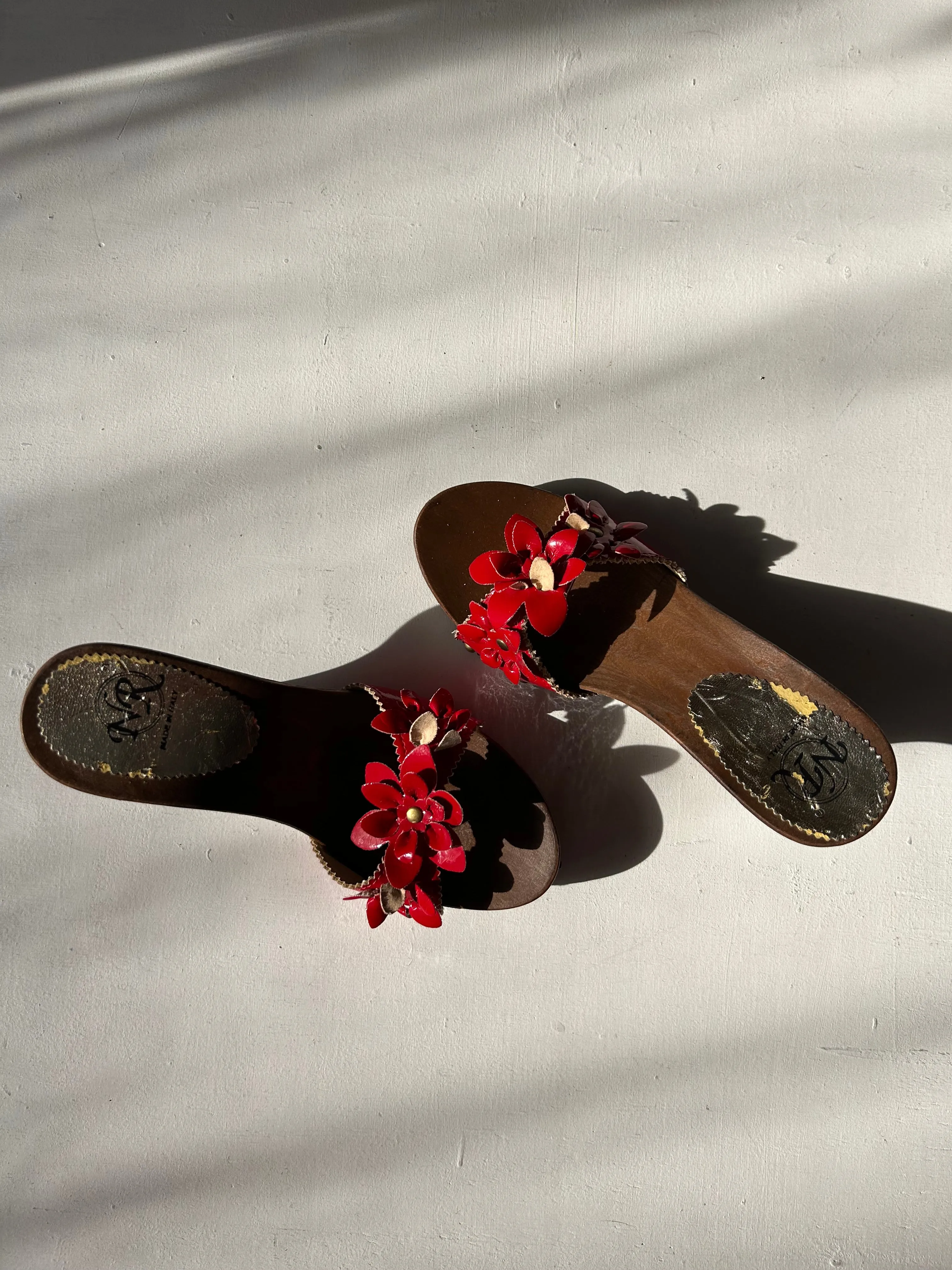 Red flowers appliquée wood platforms mules (37)