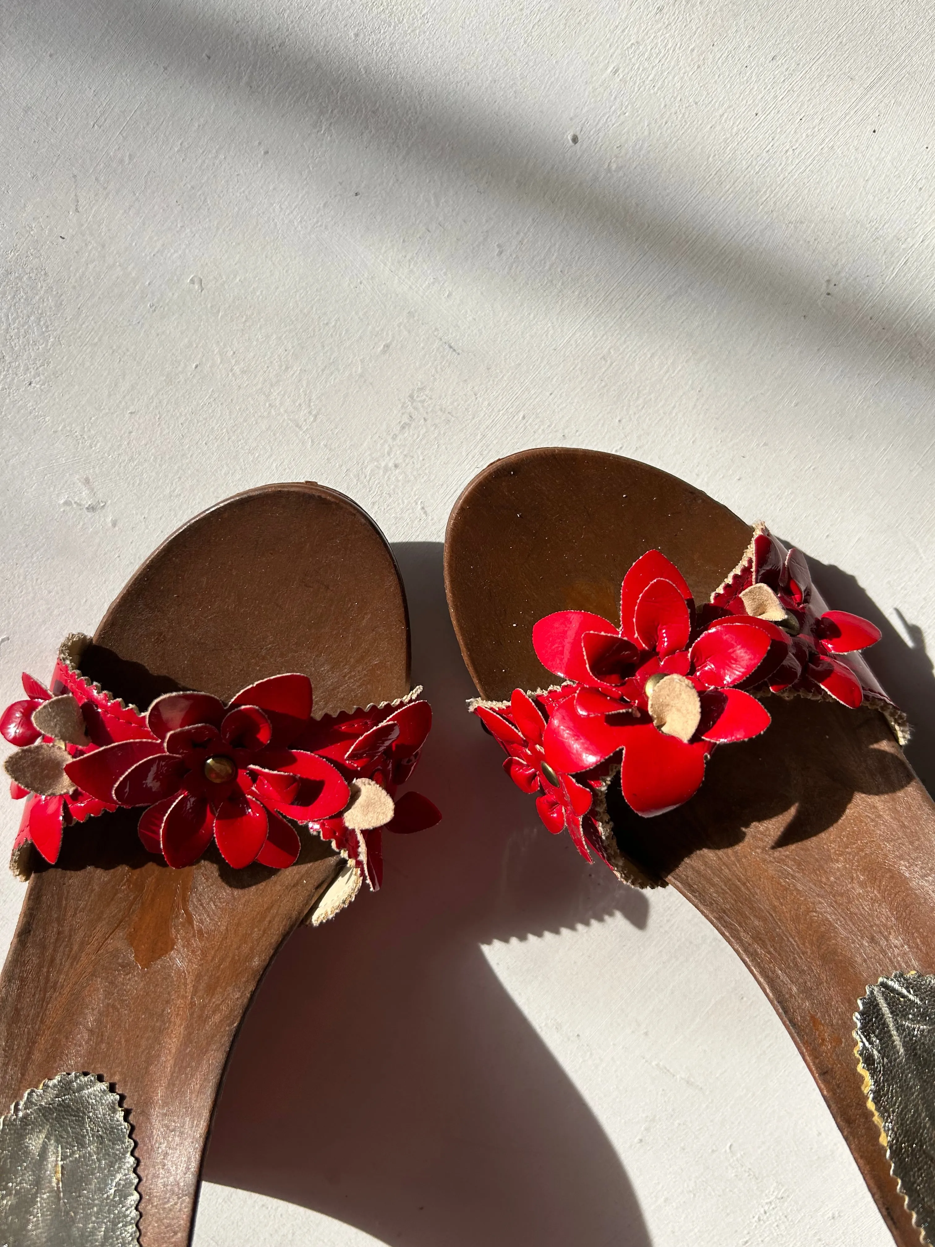 Red flowers appliquée wood platforms mules (37)