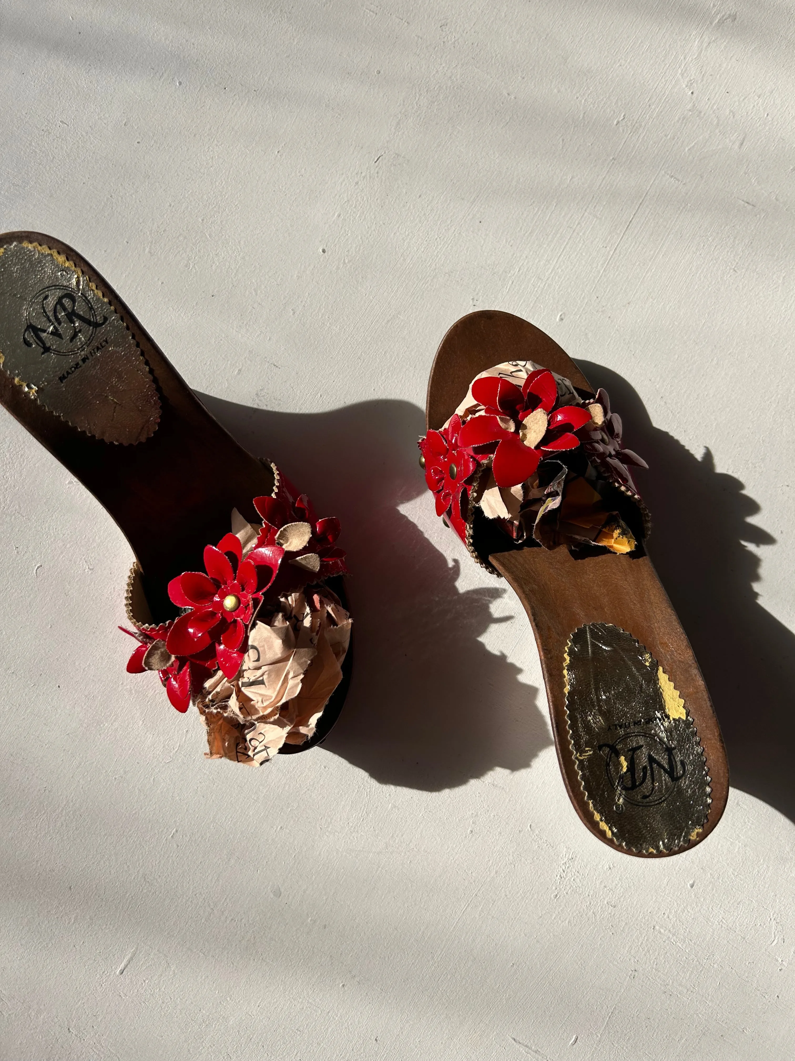 Red flowers appliquée wood platforms mules (37)