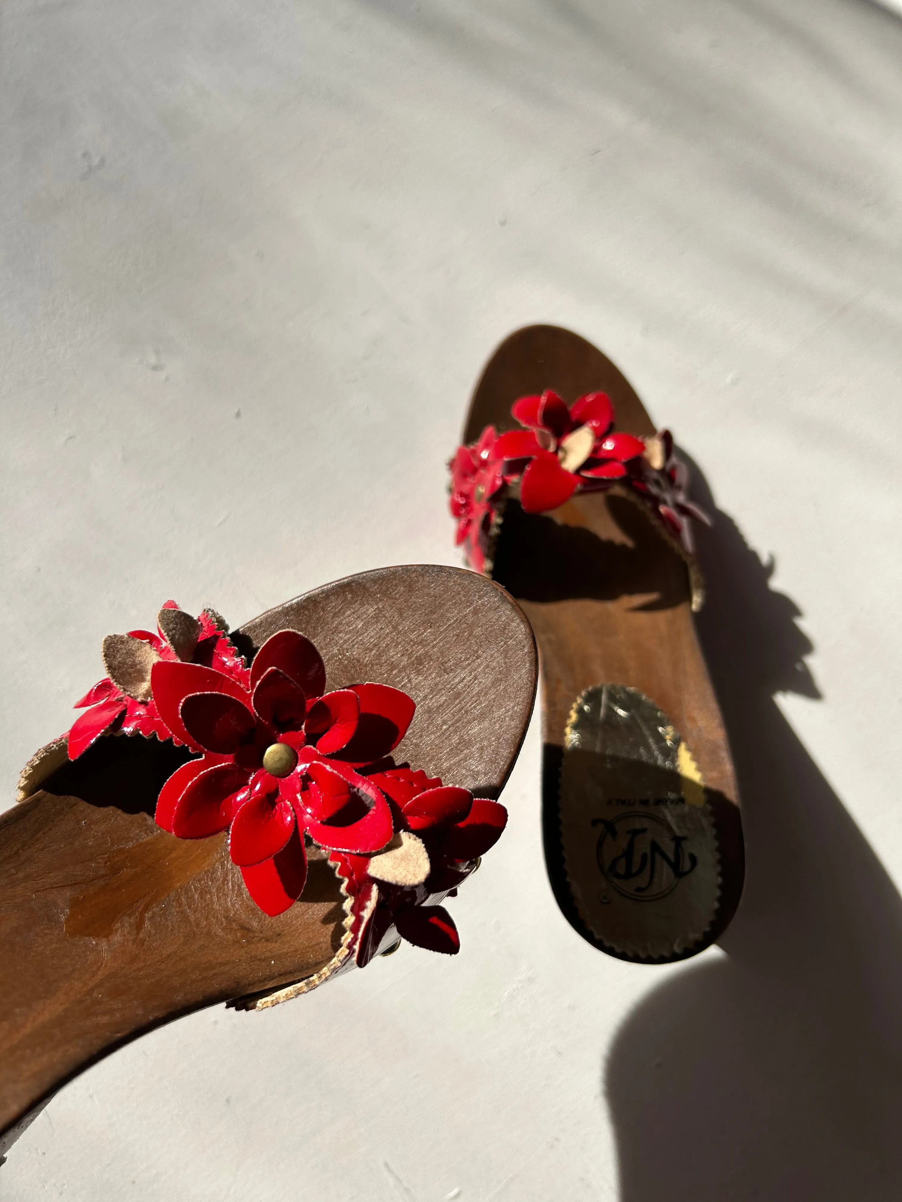 Red flowers appliquée wood platforms mules (37)