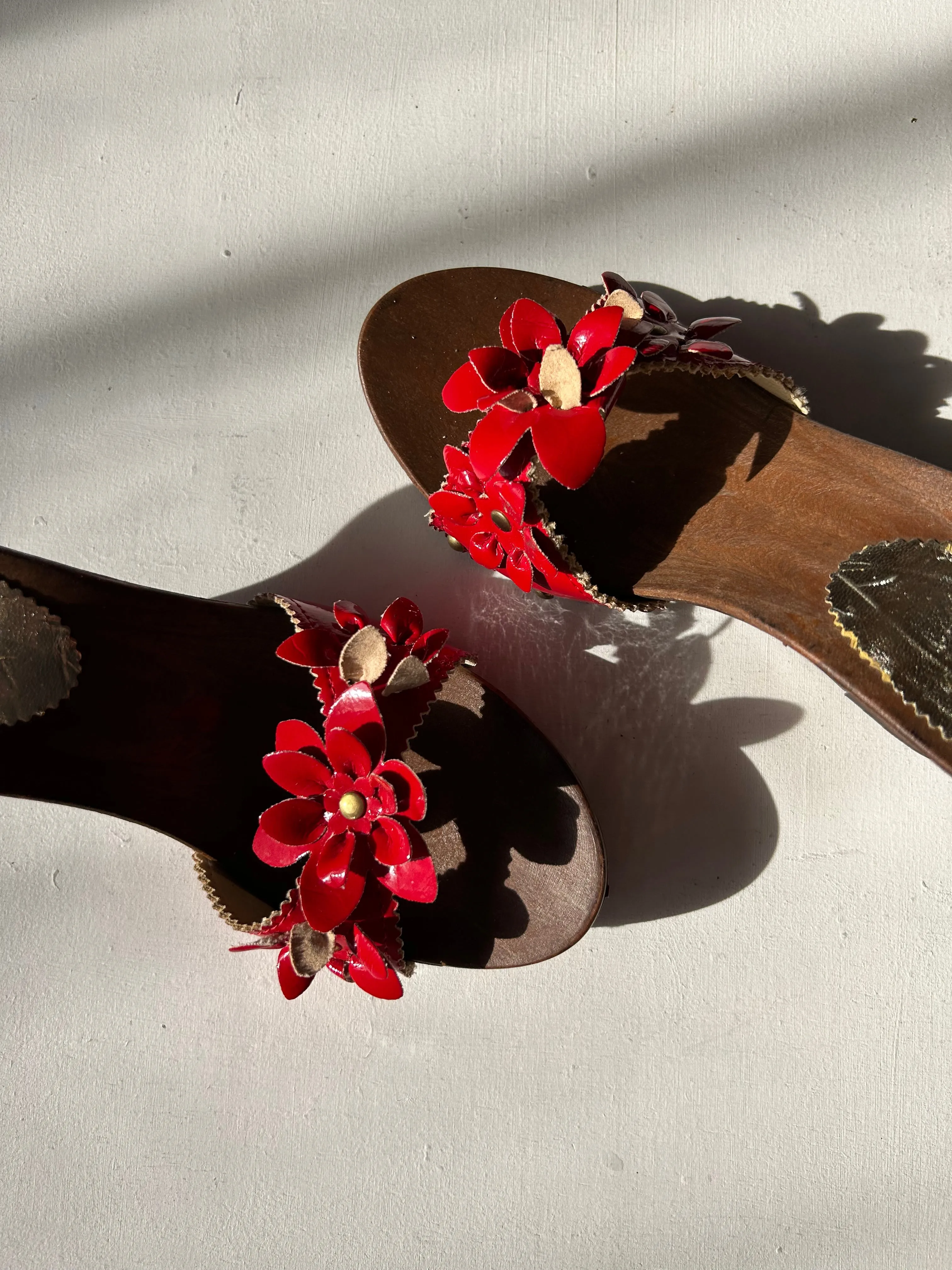 Red flowers appliquée wood platforms mules (37)