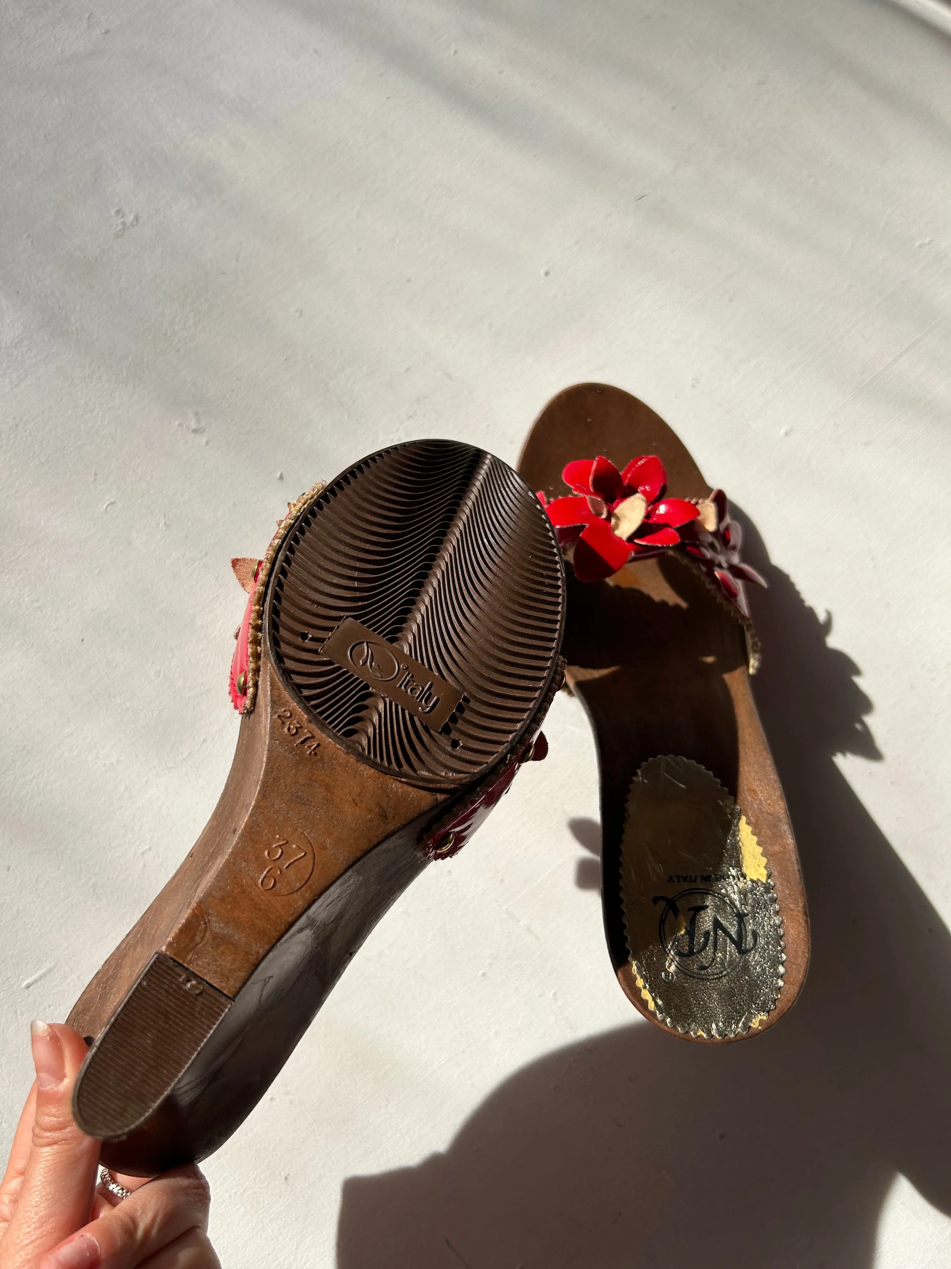 Red flowers appliquée wood platforms mules (37)