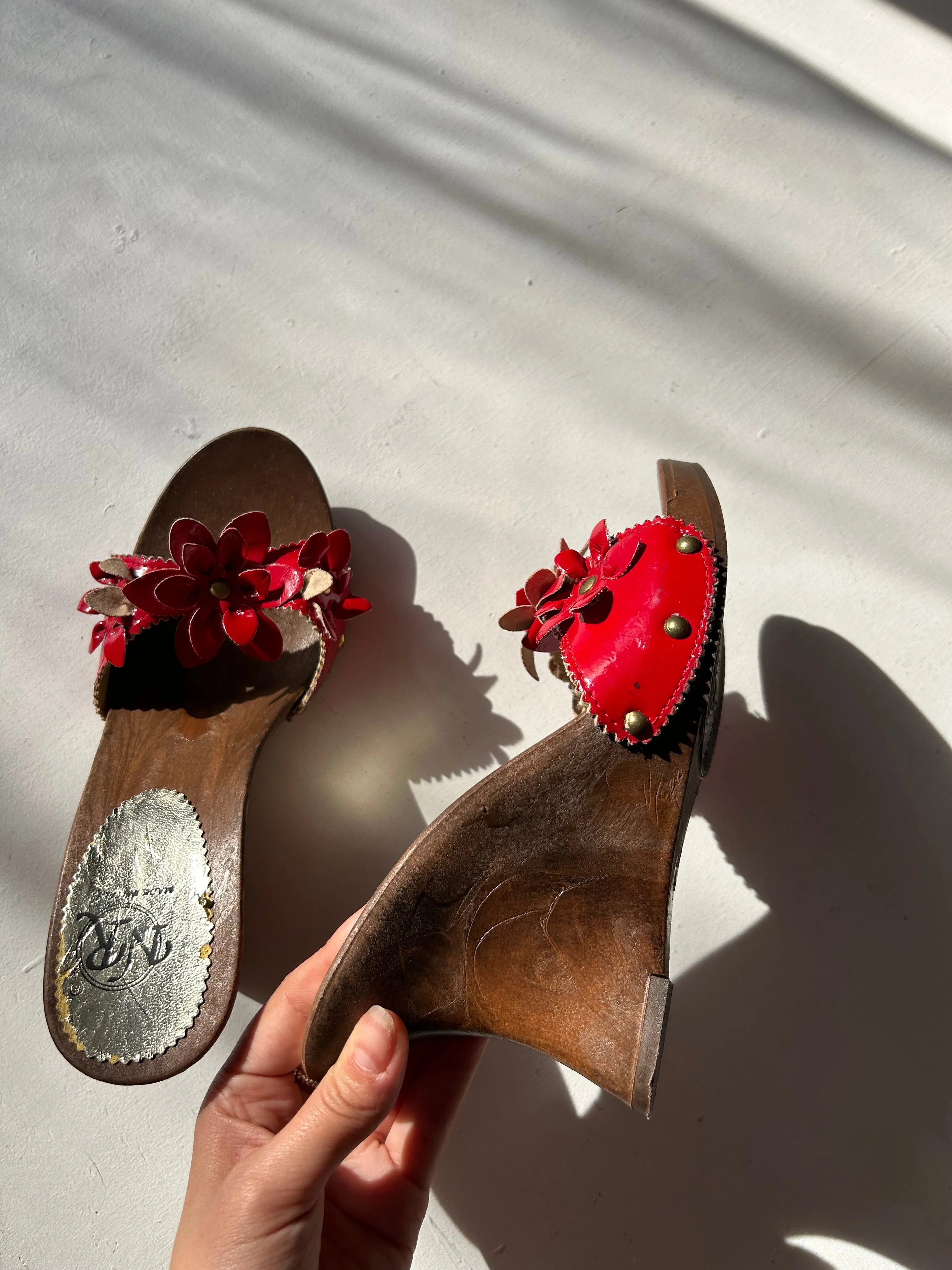 Red flowers appliquée wood platforms mules (37)