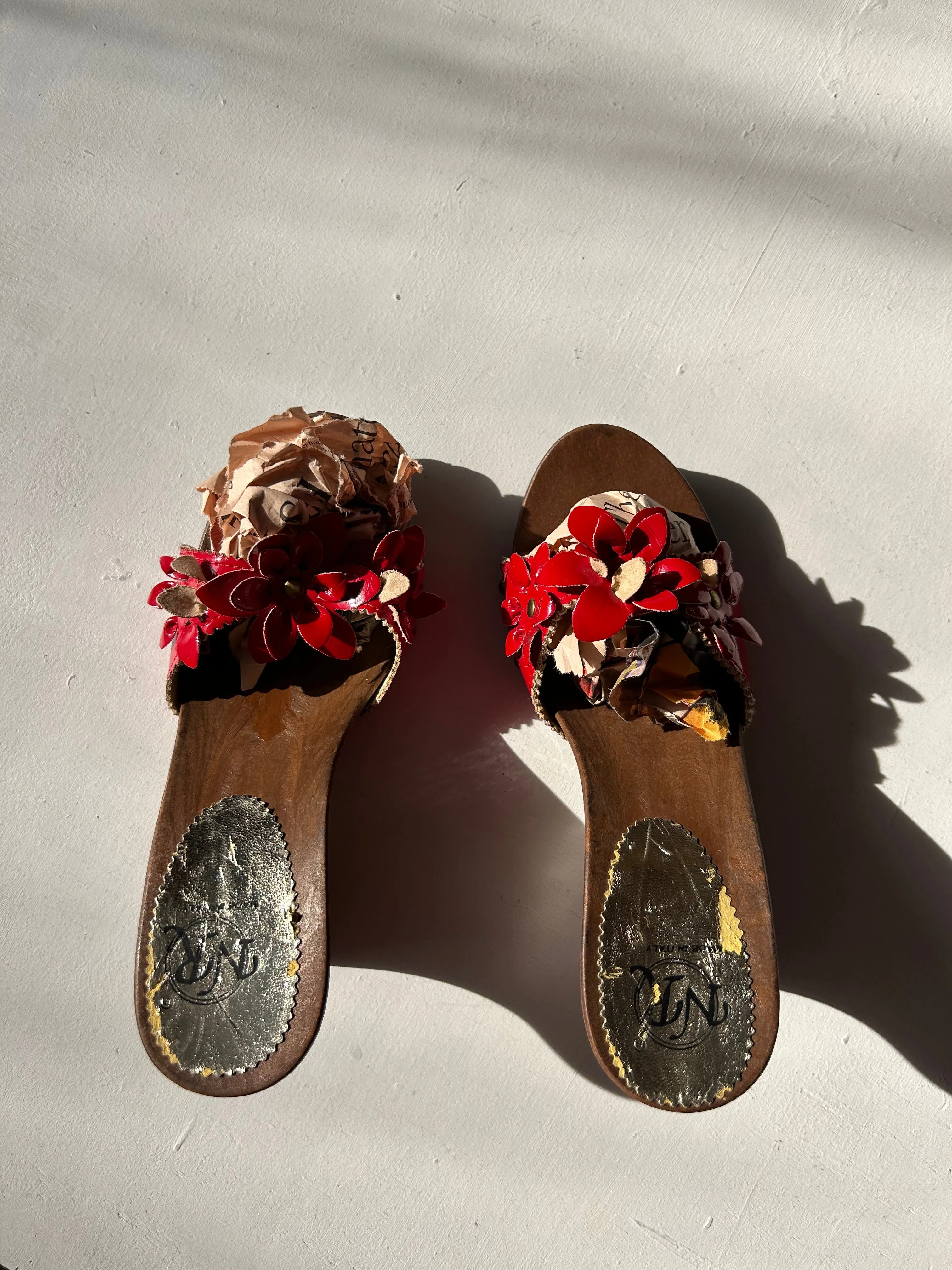 Red flowers appliquée wood platforms mules (37)